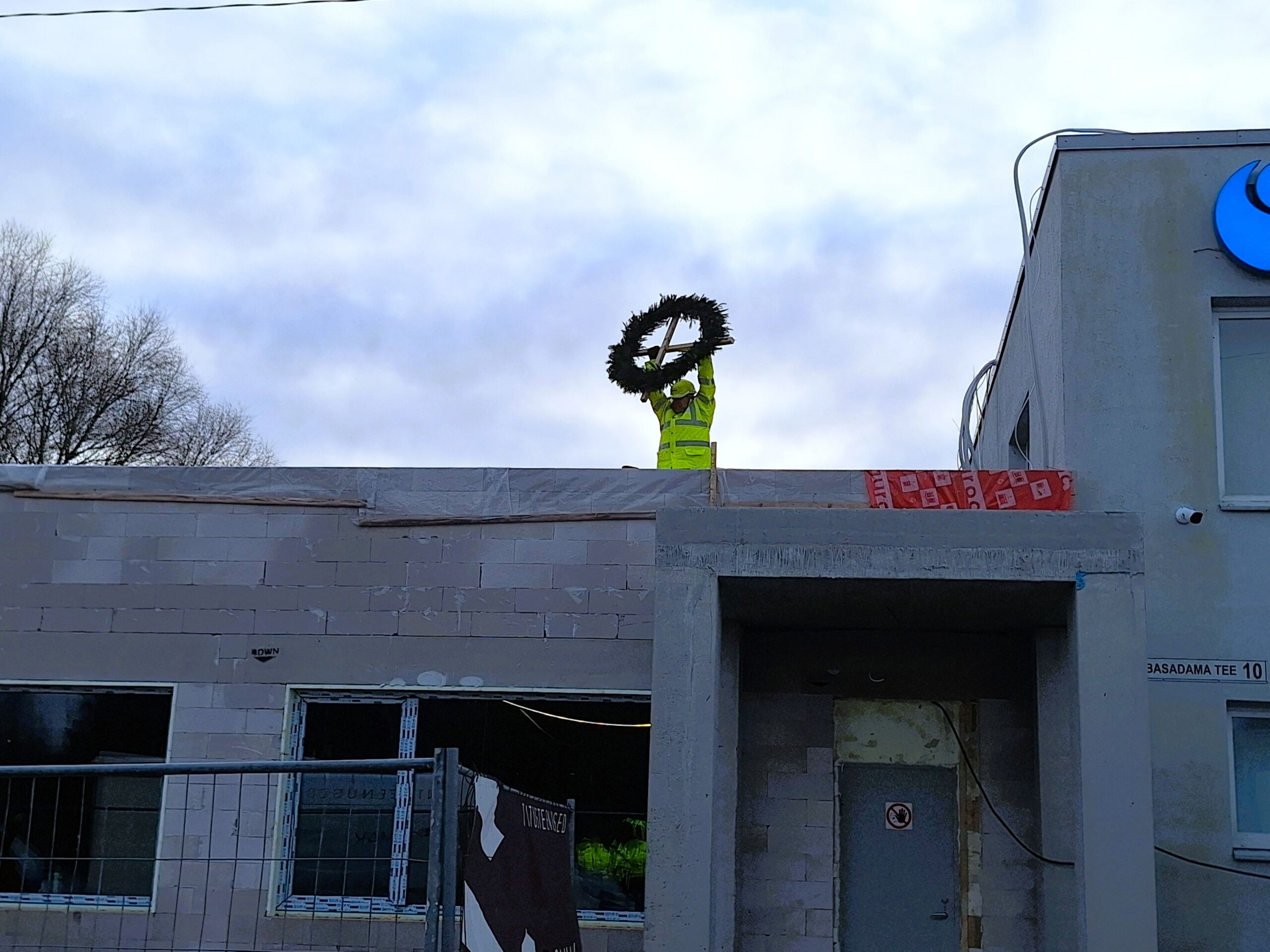   On rõõm jagada uudist – meie uue kontori sarikapidu on peetud! 🎉 See oluline verstapost tähistab ehitustööde jõudmist etappi, kus hoone on saanud katuse ning 